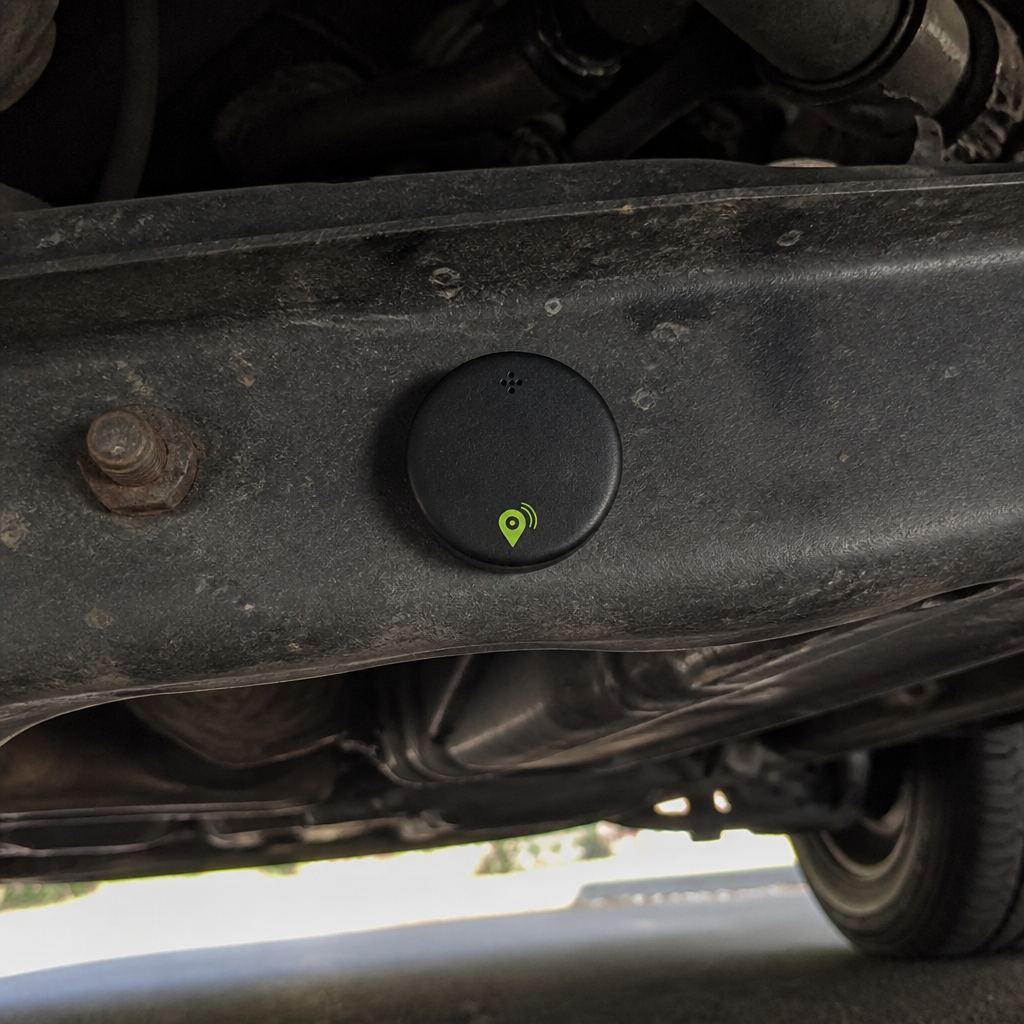 LiveTag Pro já fixado pelo ímã no chassi do carro